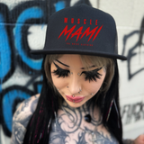 MUSCLE MAMI FLAT BILL HAT