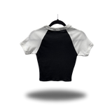 BADGE WHITE SLEEVE RAGLAN CROP TOP